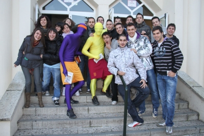 Las siluetas con varios estudiantes en las instalaciones de Rabanales