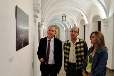 Ricardo Crdoba, Jos lvarez y Rosario Mrida durante la inauguracin de la exposicin