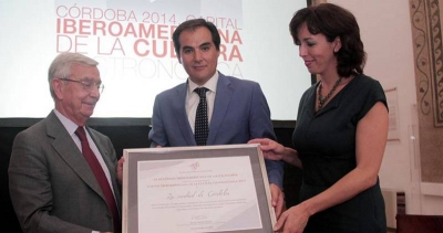 Rafael Anson entrega el diploma de designación al alcalde y  a la presidenta de la Diputación