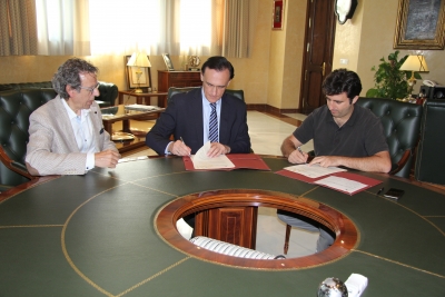 José Carlos Gómez Villamandos, rector de la UCO, y Miguel Ángel Calero Fernández, administrador de Cosfera,  firman el convenio acompañados por Bartolomé Cantador Toril, vicepresidente del Consejo Social.