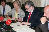 Imagen retrospectiva de la firma del acuerdo entre la Universidad de Crdoba y Pilar Citoler el pasado 20 de junio