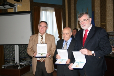 De izquierda a derecha, los galardonados Mariano Herrera, Ángel Trinidad y José Manuel Roldán Nogueras 
