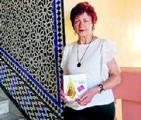 Juana Castro presentó en el Salón Mudéjar su libro ' Vulva dorada y  lotos'