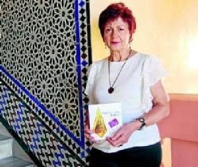 Juana Castro presentó en el Salón Mudéjar su libro ' Vulva dorada y  lotos'