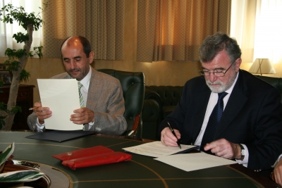 Jose Ríos (izq) y Jose Manuel Roldán firman el convenio
