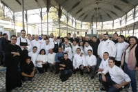 Organizadores, autoridades, empresas colaboradoras y los chefs participantes en Kilochef