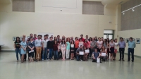 Foto de familia de autoridades y estudiantes en el acto de reconocimiento al alumnado participante en OrientaUCO