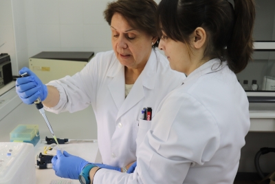 Noelia Morales y Nieves Abril en el laboratorio,