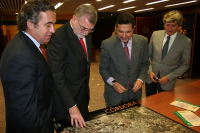 De izq a dcha Alfonso Garcia-Ferrer, Jose Manuel Roldán y Gaspar Llanes comentan una foto aérea de Córdoba