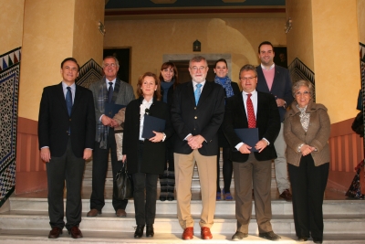 El rector, con representantes de los Ayuntamientos particpantes y responsables de la Cátedra Intergeneracional.