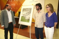 Manuel Torres, Javier Ocararay y Carmen Blanco en la presentación de la beca 'La Fragua'