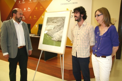 Manuel Torres, Javier Ocararay y Carmen Blanco en la presentación de la beca 'La Fragua'