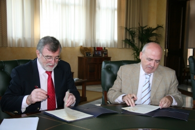 Jose Manuel Roldán (izq) y Pedro Millán durante la firma