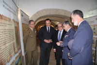 El rector de la Universidad de Córdoba, acompañado de autoridades durante el recorrido realizado a lo largo de la exposición de Ibn-Firnás en el Alcázar de los Reyes Cristianos.