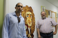 Óscar Reyes (i) y Sebastián Ventura junto a una caricatura de Isaac Newton expuesta en el Departamento de Ciencia de la Computación e Inteligencia Artificial de la UCO