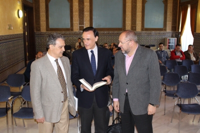 De izquierda a derecha, el profesor Juan Antonio Devesa, el rector, José Carlos Gómez Villamandos, y el director general de Universidades, Manuel Torralbo