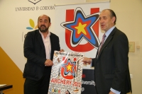 Manuel Torres ( izq) y Vicente Martnez presentan el cartel de los campeonatos