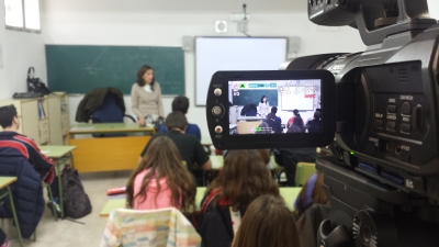 La profesora de la UCO María Teresa Sánchez Pineda, durante una charla para alumnos de la ESO en el colegio Almanzor 