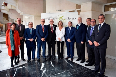 Foto de familia de los colegiados de honor con los presidentes de los Colegios Profesionales de Andalucía