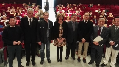 Foto de familia de autoridades asistentes a la inauguración del curso de la Cátedra