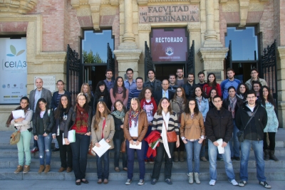 Participantes en el programa, a la puerta del Rectorado