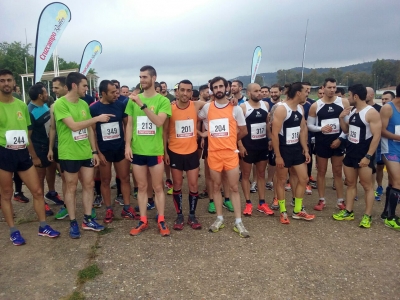 Los participantes de la UCO (de naranja) de la modalidad de 5.000 metros.
