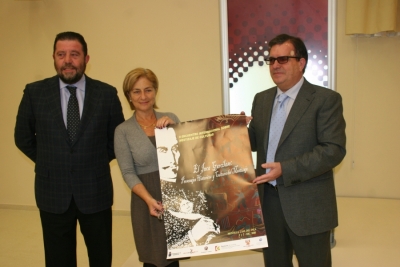 De izq.a dcha Antonio Sánchez, Carmen Galán y Luis Rodríguez con el cartel de las jornadas