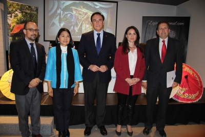 De izquierda a derecha, Antonio Ruiz, Rattikul Chansuriya, Jos Carlos Gmez Villamandos, Carmen Mara Gmez y Fernando Fuentes en la inauguracin del curso  