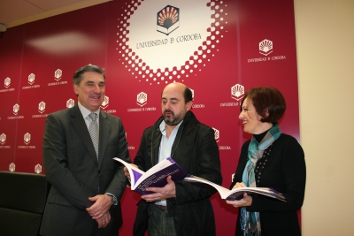 De izq a dcha, Fernando López, Manuel Torres y Maria del Carmen Liñan con el libro que recoge los relatos premiados en el IV Certamen