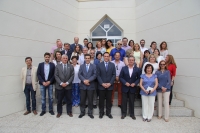 Foto de familia de autoridades académicas y personal de las Secretarías.