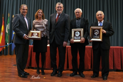 La presidenta del Consejo Social y el rector junto con los premiados