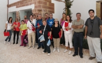 Participantes en el proyecto y miembros del aula con el alcalde de Adamuz Manuel Leyva