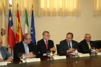 Los rectores Roldán y Lavanchy ( en el centro) en el acto de firma del convenio