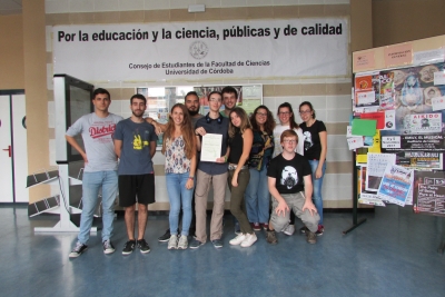 Integrantes del Consejo de Estudiantes de Ciencia con la certificacin del Programa Trbol