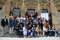 Estudiantes saudíes y españoles, juntos a la puerta del Rectorado