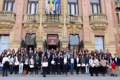 Foto de familia con las autoridades académicas y los alumnos beneficiarios de las becas de iniciación, colaboración y de semillero de la Universidad de Córdoba