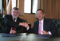 El rector, José Manuel Roldán, y el presidente del Imdeec, Ricardo Rojas, tras la firma del acuerdo