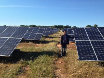 Francisco Adame en un campo de instalaciones fotovoltaicas 