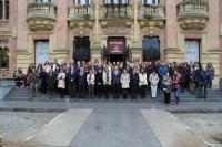 Autoridades académicas y personal de la Universidad de Córdoba en la concentración celebrada en el Rectorado.