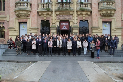 Autoridades acadmicas y personal de la Universidad de Crdoba en la concentracin celebrada en el Rectorado.