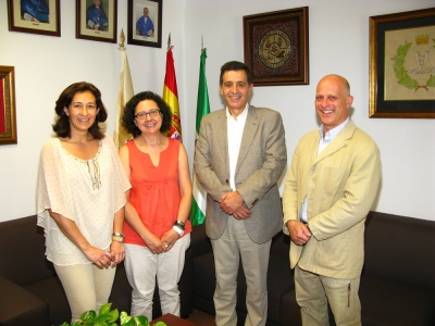 El decano y la vicedecana de Investigación, Relaciones Internacionales y Movilidad dan la bienvenida al profesor Castelbranco ( dcha) acompañados por  Concha Castiñeira de la ORI
