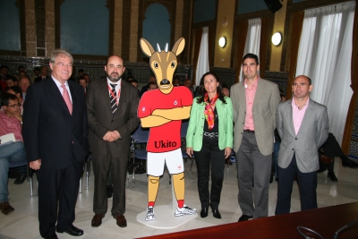 Autoridades posan junto a la mascota de los Juegos