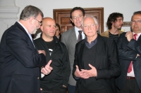 El rector conversa con Miguel Gómez y Juan Serrano, en presencia del decano Eulalio Fernández