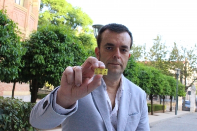 El profesor Fernando Cámara muestra el biosensor desarrollado para la detección de hierro en los alimentos