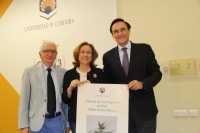 De izquierda a derecha, Luis Ortiz García, María Rosal Nadales y José Carlos Gómez Villamandos, con el cartel del premio. 