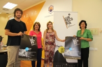 De izquierda a derecha, Pablo Rabasco, Manuela Gómez, Charo Mérida y May Silva, con el cartel anunciador de la nueva edición de Suroscopia 