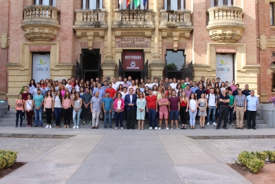 Foto de familia de los 114 contratados junto con el rector de la UCO y otros responsables de la institucion académica 