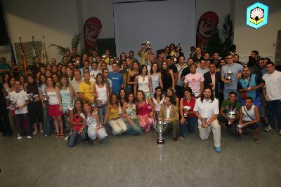 La Facultad de Ciencias de la Educación recibe el XX Trofeo Rector en la fiesta del deporte universitario.