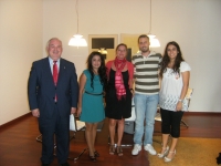 Anabel Carrillo (en el centro) con miembros del Consejo y de la Asociación Dilema