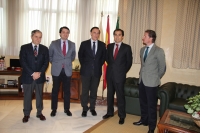 El rector, junto a los integrantes de la delegación del PP que ha visitado el Rectorado